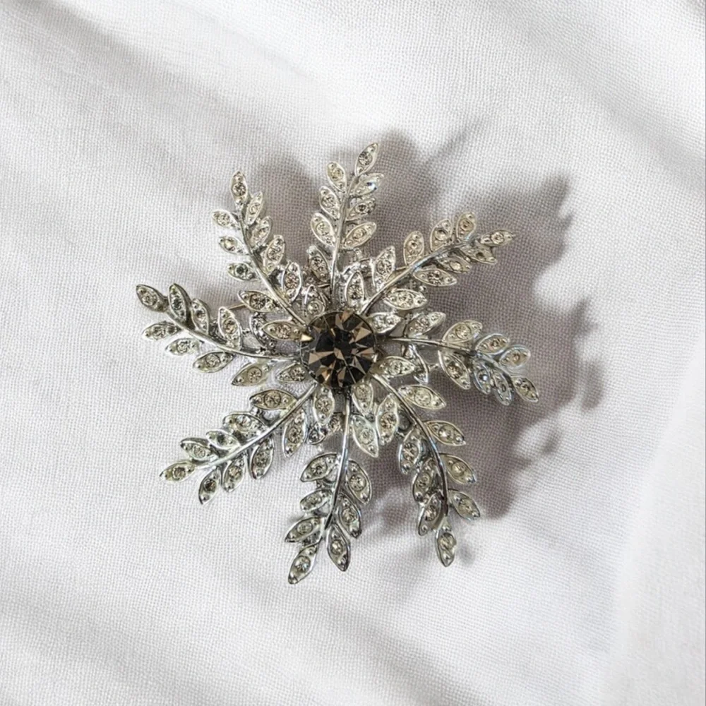 Vintage Used Signed Sarah Coventry Rhinestone Snowflake Ladies Brooch Pin
